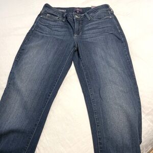 Great jeans. Size 6 with straight leg. Fits a 5’7” person. No flaws.